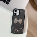 Detalle de funda iPhone de cuero negro con lazo metálico plateado y letras en relieve - Textura Nacarada De Agujeros Grandes - Soporte De Espejo A Juego - Mini Lazo - Gris / iPhone 17 Pro Max