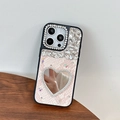 Detalle de funda iPhone de piel de serpiente rosa con espejo de corazón y cristales strass - iPhone 16e / Rosa