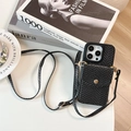 Detalle de funda para iPhone con textura de serpiente negra y cierre de botón dorado - Negro / iPhone 17 Pro Max