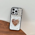 Detalle de funda para iPhone en piel de serpiente con espejo corazón y cristales - iPhone 16e / Blanco