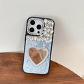 Detalle de funda iPhone con espejo de corazón con diamantes y textura piel de serpiente - iPhone 16e / Azul