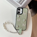 Détail d'une coque en cuir vert clair avec nœuds en cristal et bracelet en perles - Vert