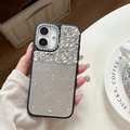 Gros plan détaillé de la protection caméra luxueuse en strass pour coque iPhone - Argent