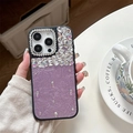 Gros plan sur la coque iPhone en cuir violet avec détails de strass de luxe sur l'objectif - Violet