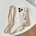 Dettaglio custodia panna con tracolla di perle e scomparto per carte in pelle integrato - iPhone 17 Pro Max / Bianco riso