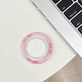 Supporto MagSafe rotondo rosa con testo Good Luck accanto a un computer portatile - goodluck Magnetico - Parte Superiore Adesiva / Rosa