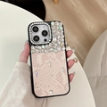Detail van luxe roze slangenleren telefoonhoesje met handgezette strass-steentjes voor iPhone - Slangenpatroon Strass - Roze / iPhone 16e