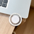 Detail der runden MagSafe Handy-Halterung mit Gift For You Aufdruck auf einem Laptop - Weiß