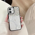 Gedetailleerd overzicht van luxe strassteentjes op wit slangenleer textuur telefoonhoesje - Slangenpatroon Strass - Wit / iPhone 16e