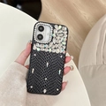 Macro detail van luxe strass inleg en slangenleer textuur op iPhone hoesje - Slangenpatroon Strass - Zwart / iPhone 16e