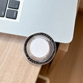 Detail der runden MagSafe Handyhalterung mit 'Gift For You' Text auf minimalistischem Tisch - Schwarz