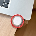 Detail der runden Magnethalterung mit Gift For You Aufdruck auf rotem Rand am Schreibtisch - Rot