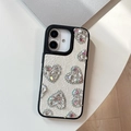 Detalle de la funda iPhone de cuero crema con cinco corazones de diamantes de colores - Blanco Textura Perla Corazón Diamante / iPhone 17 Pro Max