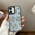 Detalle de funda para iPhone azul claro con textura de encaje y corazones de strass - Para 17Promax / Piel de Serpiente-Corazones de Diamantes-Azul