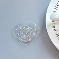 Dettaglio dell'impugnatura per telefono a cuore con paillettes lucide su sfondo blu - Supporto a Cuore Adesivo - Triangolo Arcobaleno