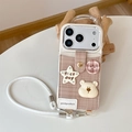 Detail der süßen Handyhülle in Creme mit Bärendekor, Kartenfach und geflochtener Schlaufe - Stern Bär Kariert Cremeweiß / iPhone 17 Pro Max