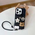 Detail der schwarzen iPhone-Hülle mit Kartenfach, Bärenanhänger und Stern-Patch - Stern Bär Kariert Schwarz / iPhone 17 Pro Max