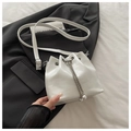 Detail der weißen Beuteltasche mit Kordelzug und dekorativem Perlenketten-Akzent - Weiß