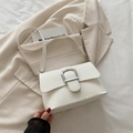 Minimalistische weiße Leder-Umhängetasche mit markanter silberner quadratischer Schnalle - Weiß
