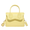 Sac à main minimaliste jaune clair en cuir grainé avec bandoulière et détails dorés - Jaune