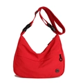 Bolso bandolera de nailon rojo impermeable con correa negra y detalle de logo - Rojo