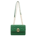 Grüne geometrische Stepp-Schultertasche mit goldenem Hufeisenschloss und Kettenriemen auf Weiß - Grün