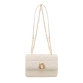 Elegante borsa trapuntata crema con chiusura ad arco dorata e tracolla a catena - Bianco