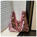Dettaglio delle paillettes scintillanti in oro rosa e della tracolla in pelle della borsa - Rosa