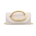 Minimalistische weiße Leder-Klapptasche mit skulpturalem Goldgriff und Kettenriemen - Weiß