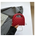 Mini borsa trapuntata rossa con manico integrato e tracolla a catena d'argento - Rosso