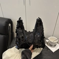 Borsa hobo nera con grandi paillettes tonde e tracolla in pelle per uno stile unico - Nero