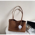 Dettaglio della borsa tote leopardata marrone in pelle scamosciata con ciondolo a pompon - Con Ciondolo Mostro di Peluche / Marrone