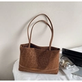 Dettaglio della borsa tote leopardata in pelle scamosciata caffè con doppie tracolle - Senza Ciondolo / Marrone