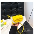 Detalle de mini bolso amarillo con lazo de encaje grande y textura de cuero PU - Amarillo
