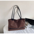 Vista dettagliata della borsa tote con stampa leopardata marrone e manici neri - Caffè Senza Ciondolo