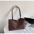 Dettaglio della borsa tote leopardata con manici neri accanto a laptop e cuffie - Senza Ciondolo / Marrone