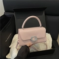 Rosa Kunstlederhandtasche mit silberner G-Strassschnalle und eleganter Box - Rosa