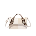 Borsa a mano quadrata beige e crema con manico decorato con foulard leopardato - Bianco