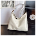 Bolso hobo de charol blanco con herrajes dorados sobre un escritorio de madera negra - Beige Sin Colgante