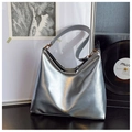 Bolso hobo plateado metalizado con forma de trapecio moderno y correa de cuero - Plata Sin Colgante