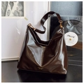 Bolso hobo de charol marrón oscuro con acabado brillante y detalle de logo dorado - Café sin Colgante