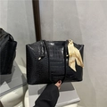 Elegante borsa tote nera con stampa coccodrillo, foulard in seta e grande capienza - Nero