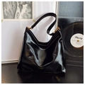 Bolso hobo de charol negro brillante con herrajes dorados y correa ancha al hombro - Negro sin Colgante