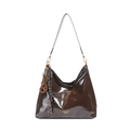 Grand sac hobo en cuir verni marron foncé avec bandoulière au design minimaliste - Avec Pendentif / Marron