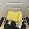 Borsa sottobraccio gialla minimalista in pelle sintetica con dettagli metallici dorati - Giallo