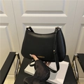 Borsa sottobraccio nera minimalista con scritta FASHION dorata e tracolla regolabile - Nero