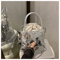 Dettaglio borsa a secchiello con paillettes argento e fodera con coulisse - Argento