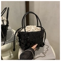Dettaglio borsa a secchiello con paillettes nere, fodera crema e tracolla a catena - Nero
