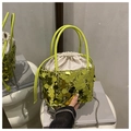 Dettaglio della borsa a secchiello verde neon con paillettes e coulisse interna - Verde