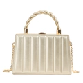 Elegante gouden handtas met golftextuur, metallic afwerking en kettingriem voor dames - Goud